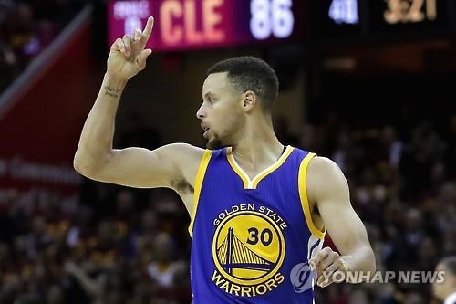 -NBA- 커리 38점 폭발…골든스테이트, 1승 남았다 - 2