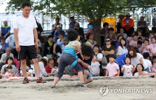강릉 단오제 1만명 몰려…설악산 등 등산객 '북적' - 2