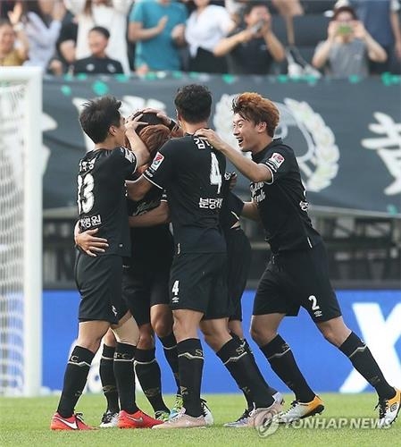 -프로축구- '티아고 동점 골' 성남, 전북과 극적인 2-2 무승부 - 2