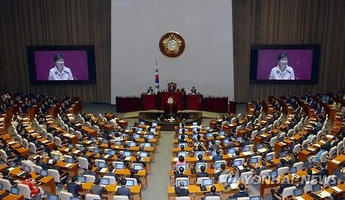 朴대통령 개원연설 입퇴장때 여야 기립…24차례 박수 - 2