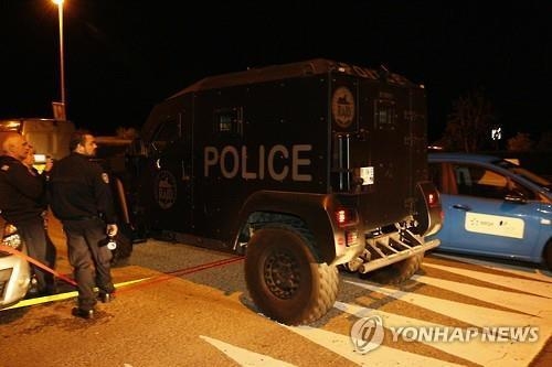 'IS 충성' 테러범 프랑스 경찰 부부 살해…올랑드 "테러위험 커"(종합3보) - 2