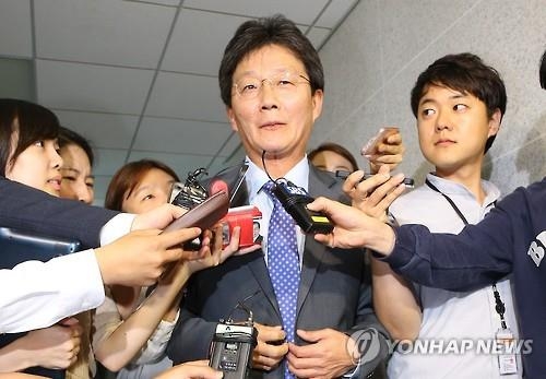 '비박' 유승민 새누리 복당…친박 반발로 또 내홍1
