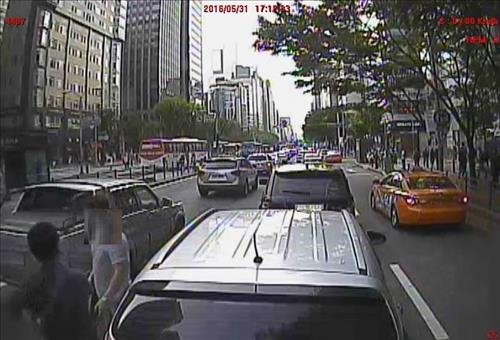 "왜 양보 안해" 강남대로 한복판서 운전자 때려눕혀 - 2