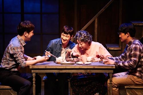 피아노 선율과 노래로 감동 더한 연극 '아들' - 2