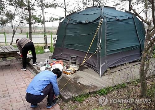 "명당은 1년내내 알박기" 도심 캠핑장 점령한 유령텐트족 - 3