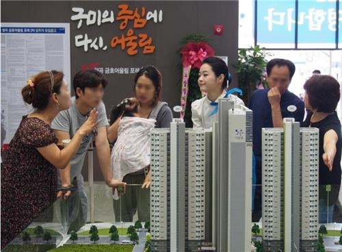 "내집 장만에 더위가 대수랴"…전국 견본주택 '북적' - 3