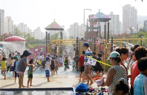 군포시, 초등생 위한 중앙공원 물놀이터 운영 - 2