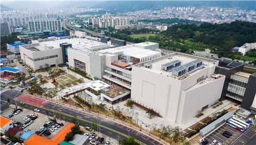 김해에 신세계 1호 백화점 개점…롯데와 '유통전' 치열 - 2