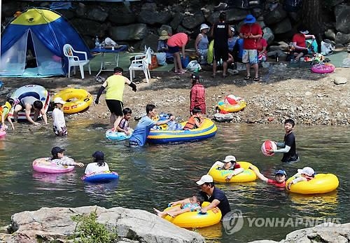찜통더위 휴일…충북 산·유원지마다 피서객 북적 - 2