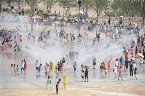 "부산 바다가 열렸다"…7개 해수욕장 전면개장 - 3