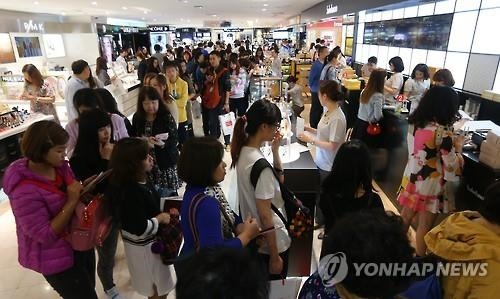 중국관광객 서울서 213만원 쇼핑하고 간다…"화장품 꼭 사" - 2