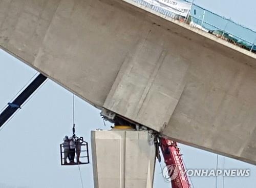 국과수, 칠산대교 사고 현장 감식…부실시공 등 조사 - 3