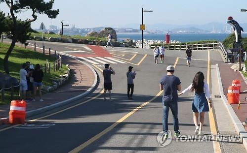 울산 간절곶서 피카츄 잡았다…'포켓몬 고' 열풍 - 8