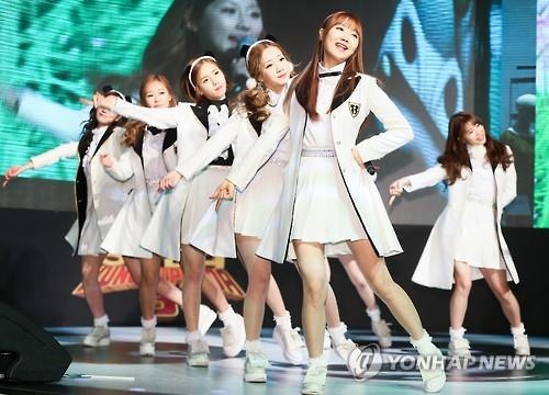 "군인오빠들 담배 끊으세요"…걸그룹 러블리즈, 軍 금연홍보 - 2