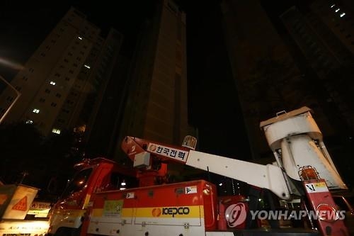 '열대야'에 고양 아파트 5천 가구 정전…7시간 만에 복구 - 2