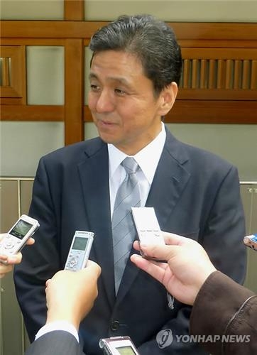친동생을 외무 부대신에 재기용한 日아베…야스쿠니 참배이력 - 2