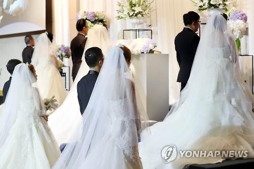 "순백 드레스 소원 이뤘네요" 탈북부부 7쌍 서울대서 결혼식 - 2