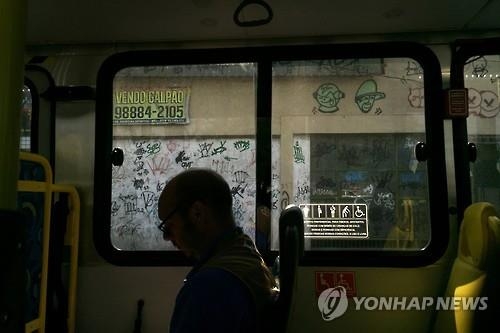 <올림픽> 취재진 버스에 '총탄' 두 발…큰 부상은 없어 - 2