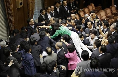 <광복 71년> ②역사시계 되돌리는 아베…우경화 가속 - 3