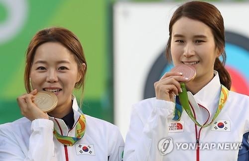 <올림픽> '금메달 깨물기' 포즈 유래는?…진짜 금인지 확인? - 2