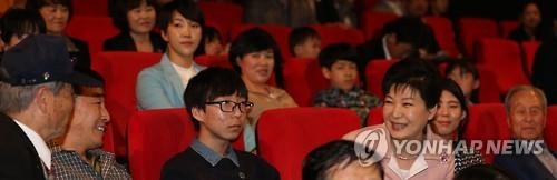朴대통령, '인천상륙작전' 관람…"국민단합 신념 반영" - 2