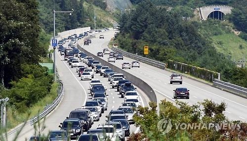 강원 산·바다에 막바지 피서 인파 몰려…영월 36.6도 - 3