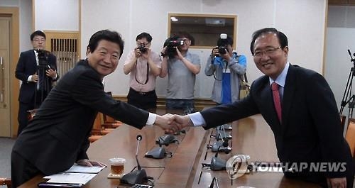 안상수 시장(왼쪽)과 노회찬 정의당 원내대표가 지난 5월 시청에서 열린 간담회 시작에 앞서 악수하고 있다.