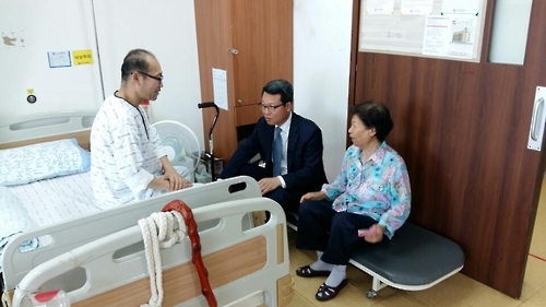 김정훈(가운데) 충북지방경찰청장, 이청범(왼쪽) 경위.