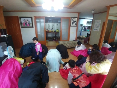 15일 경북 경주시 내남면 박해수(65)씨 집에서 가족·친지 등이 차례를 지내고 있다.