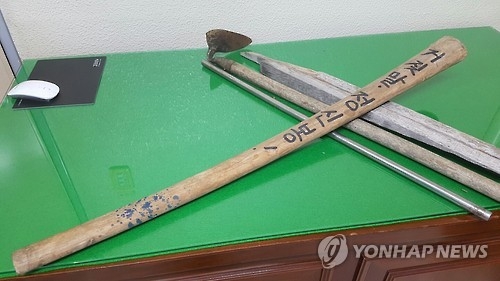'타이어노예' 팔·갈비뼈 부러졌는데…업주 '몽둥이 폭행' 부인 - 1