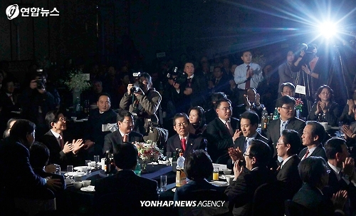 2011년 1월 12일 오전 서울 종로구 부암동 하림각에서 열린 한나라당 중앙위원회 신년하례회에서 갑작스런 정전사태가 발생, 행사장이 암흑에 빠져있다. 이날 최경환 당시 지식경제부 장관은 겨울철 난방수요 급증으로 전력공급 부족사태가 일어날 가능성에 대비해 전기절약 운동에 동참해 달라고 호소하는 대국민 담화를 발표했다. 서울시 종로구 부암동 일대는 30여분간 정전사태가 일어났다.