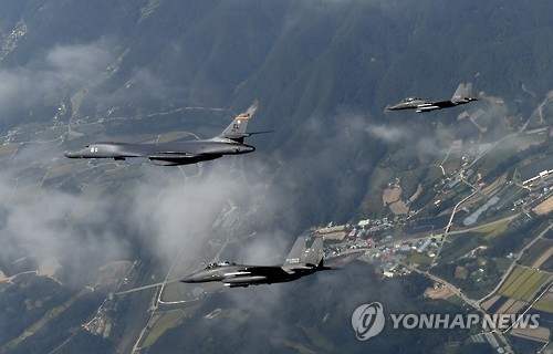 비행하는 B-1B와 F-15K