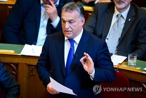 의회에서 연설하는 헝가리 총리