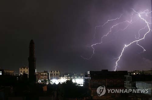 밤하늘을 가르는 번개