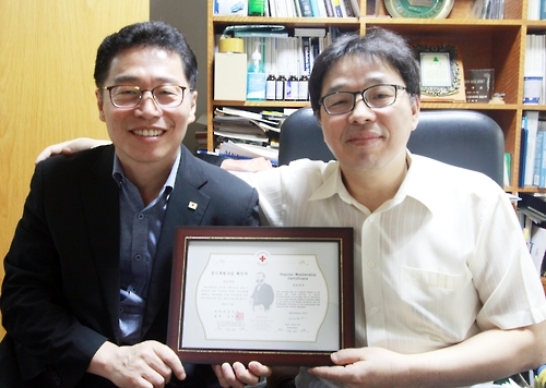 적십자 '희망나눔명패달기' 동참한 정읍내과 김형호(오른쪽) 원장.