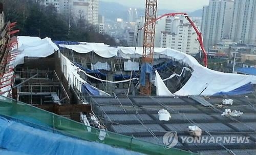 작년 2월11일 서울 동작구 사당동 사당종합체육관 신축공사장에서 천장 일부가 무너져 작업자들이 매몰되는 사고가 발생했다. 사진은 당시 현장 모습. << 박성길 씨 제공 >>