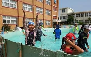 죽백초에 마련된 '얘들아 놀자' 놀이 공간서 함께 뛰노는 어린이들