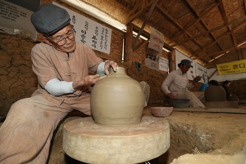 옹기 제작 시연하는 도공장