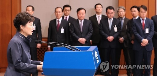 <자료사진> 대국민사과하는 박 대통령과 배석한 참모진