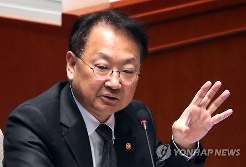 답변하는 유일호 경제부총리 겸 기획재정부 장관