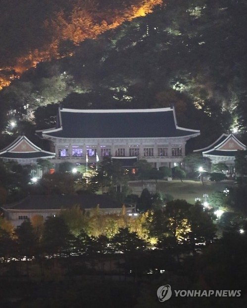 최순실 소환, 청와대의 밤(서울=연합뉴스) 국정을 혼돈 속으로 몰아넣은 비선 실세 의혹의 장본인 최순실 씨가 검찰에 출석한 31일 밤 청와대가 고요한 모습을 보이고 있다. 이날 청와대 직원들은 침통한 표정으로 최씨가 출석하는 모습을 지켜보며 한숨과 우려의 심정을 토로한 것으로 알려졌다. 2016.10.31