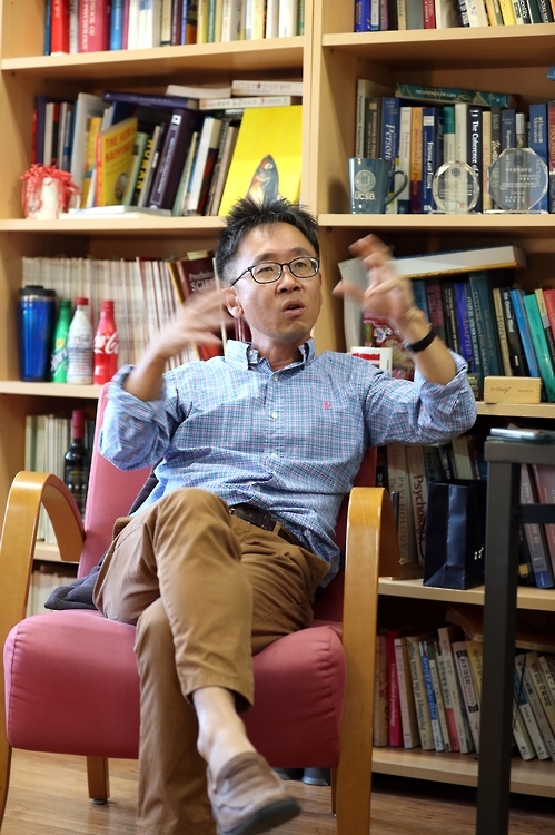 서은국 교수. 사진/전수영 기자