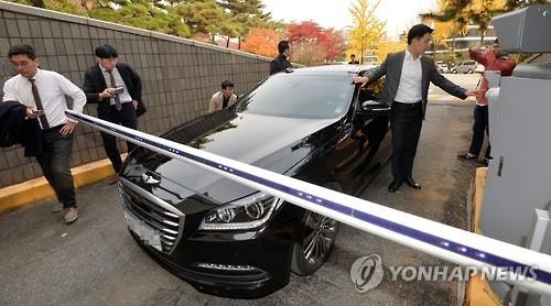 검찰 들어서는 한 대기업 회장 탑승 추정 차량(서울=연합뉴스) 윤동진 기자 = 한 대기업 회장으로 추정되는 인물이 탄 차량이 13일 서울 서초동 서울중앙지검 안으로 들어가고 있다. 최순실 의혹을 수사 중인 검찰 특별수사본부가 작년 7월 박근혜 대통령 개별 면담 의혹과 관련해 당시 면담에 참석한 것으로 확인된 재벌 총수들을 대거 소환 조사 중이다. 2016.11.13mon@yna.co.kr(끝)