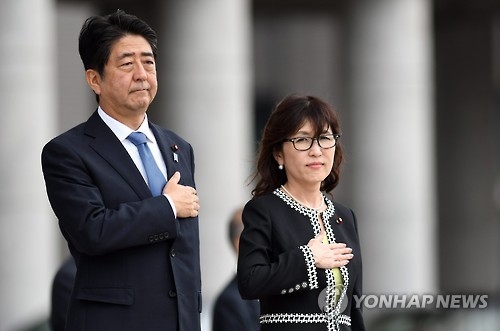 일본의 아베 신조 총리(왼쪽)와 이나다 도모미 방위상이 9월 12일 도쿄 방위성에서 자위대 고급간부회의에 참석하기 전 함께 의장대를 사열하는 모습[AFP=연합뉴스 자료사진]