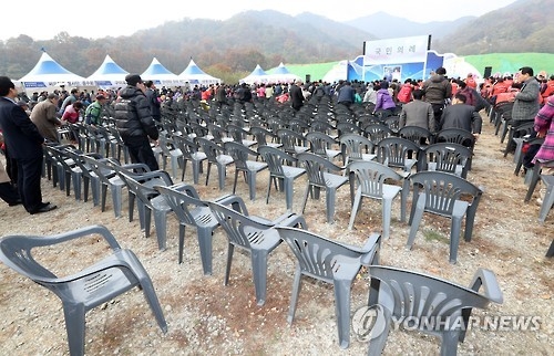 박 전 대통령 숭모제…텅 빈 좌석