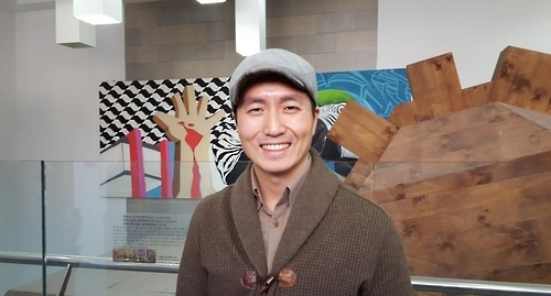 김윤태 세계다문화박물관장이 트로이의 목마와 브라질에서 기증한 그림을 뒤로 한 채 인터뷰에 응하고 있다.