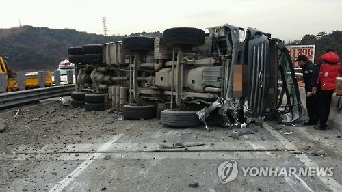 충주 다릿재터널 부근 25t 트럭 전복…양방향 전면통제 - 1