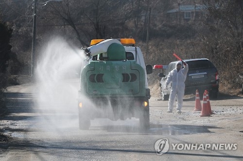 황총리 "AI 방역 철저…취약지역 선제적 조치해야" - 1