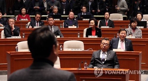 與 친박, '탄핵 의총' 집단 보이콧…삼삼오오 대책회의 - 1