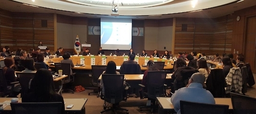 (서울=연합뉴스) 이희용 기자 = 최윤정 한국여성정책연구원 부연구위원이 29일 다문화가족포럼에서 주제발표를 하고 있다.